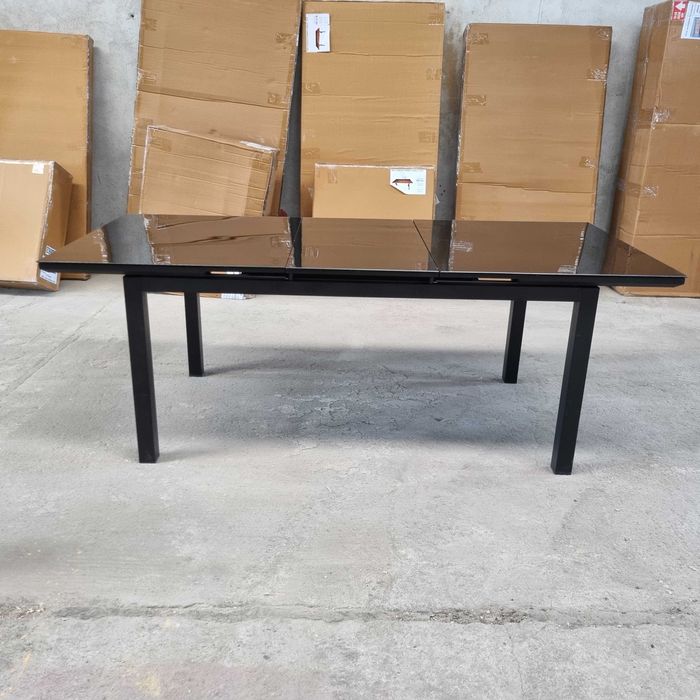 Elegancki stół do jadalni Idealny na rodzinne