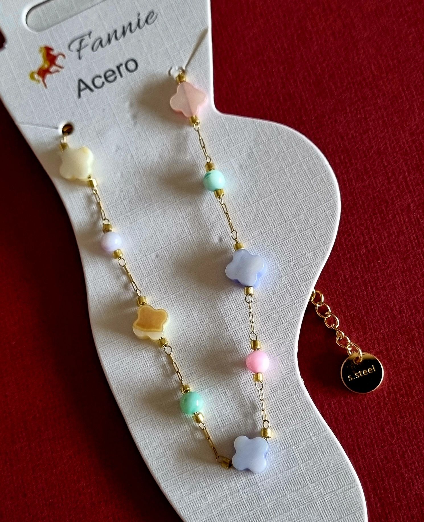 Pulseiras de tornozelo, aço, com trevos/corações coloridos. Extensor