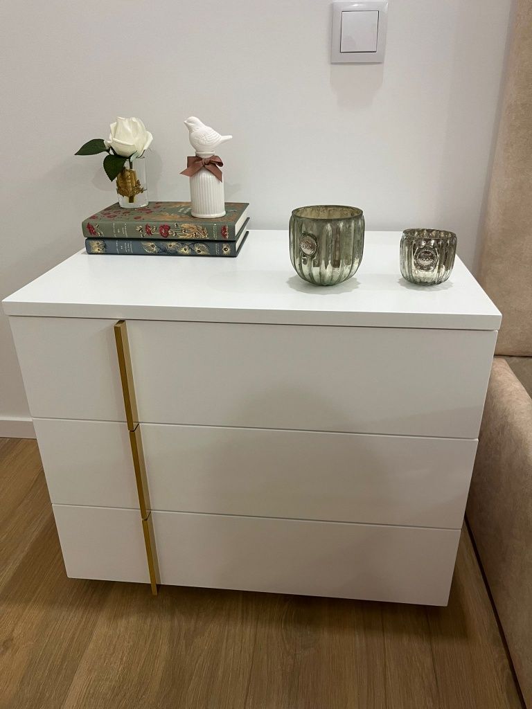 Mesa cabeceira com inox dourado