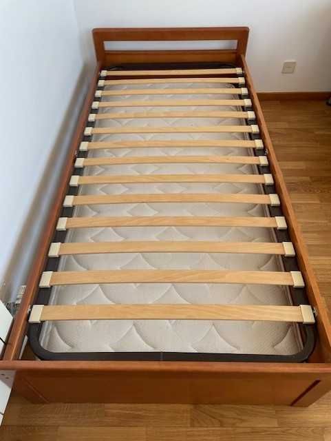 Cama solteiro em madeira