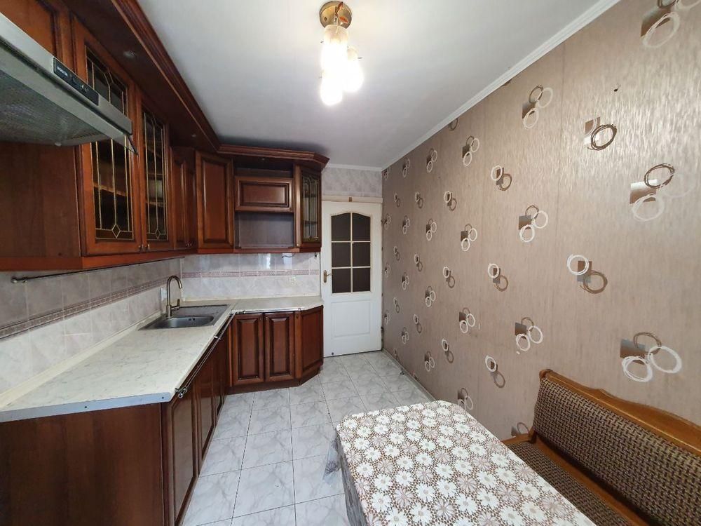 Продається трьохкімнатна квартира в районі Південно-Захід.