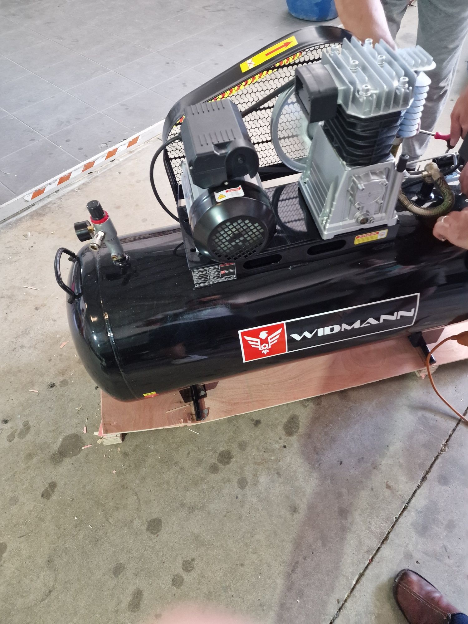 Compressor de 200 litros novo