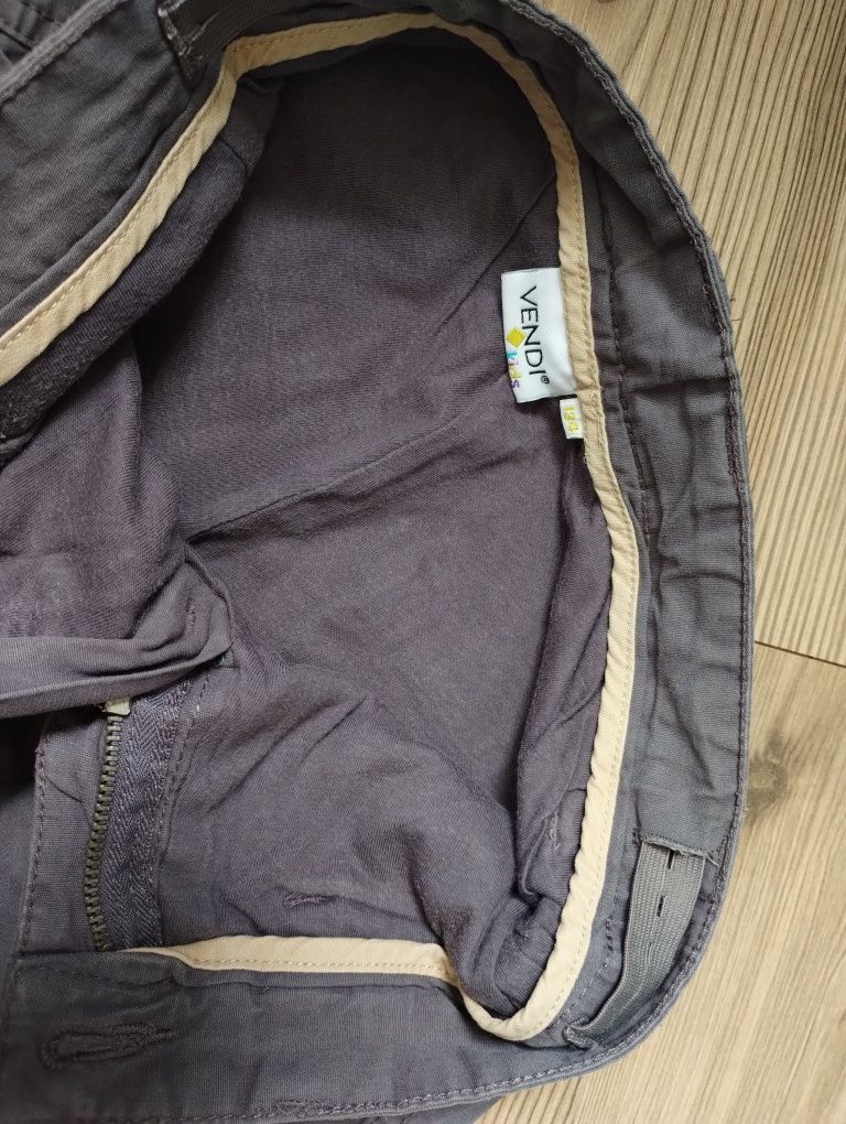 Джинси на 8-9 років. Чудовий стан.М'які та комфортні!
250 грн
09775718