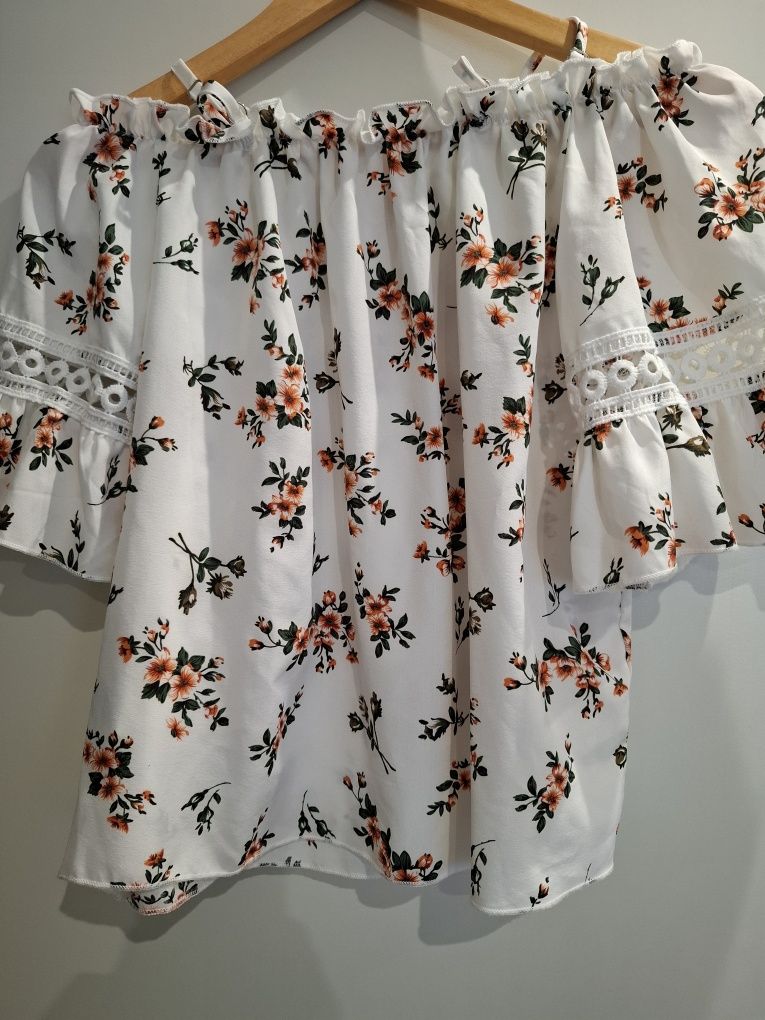 Top com alças e manga abaixo do ombro