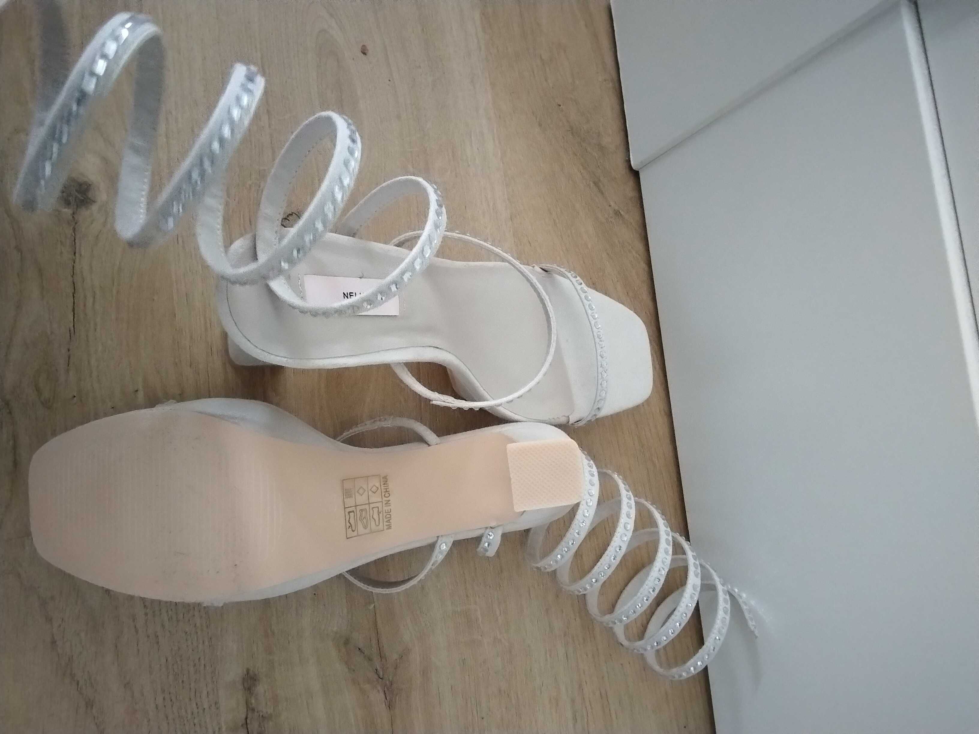 Buty na  obcasie platformowym