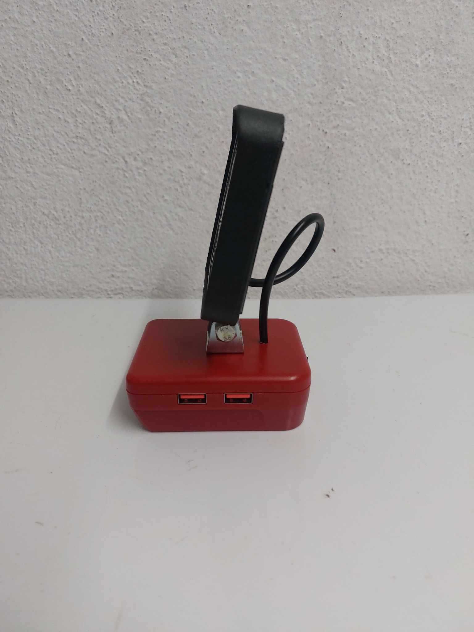 Lampka LED Halogen 2xUSB na baterie Milwaukee M18