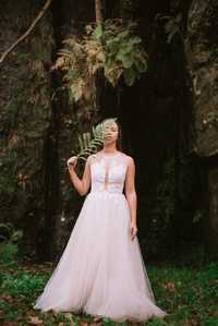 Zwiewna suknia ślubna z odpinanym trenem, dekolt halter, kwiatowe