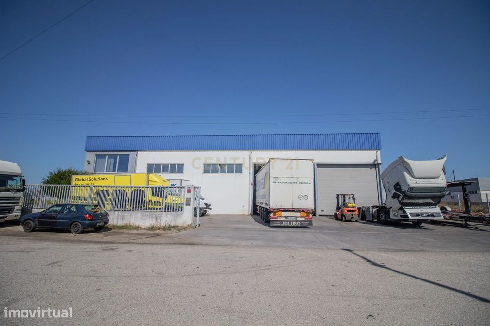 Armazém e Estacionamento - 750m²