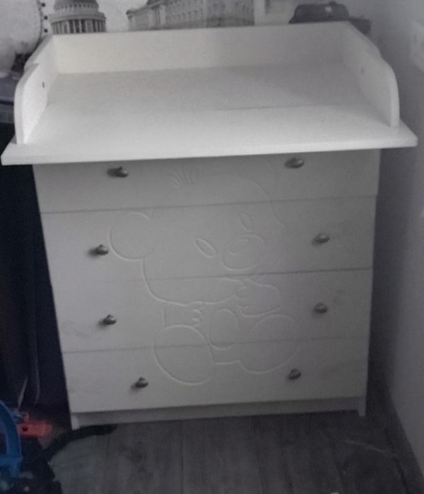 Продам набором кроватку с маятником+комод