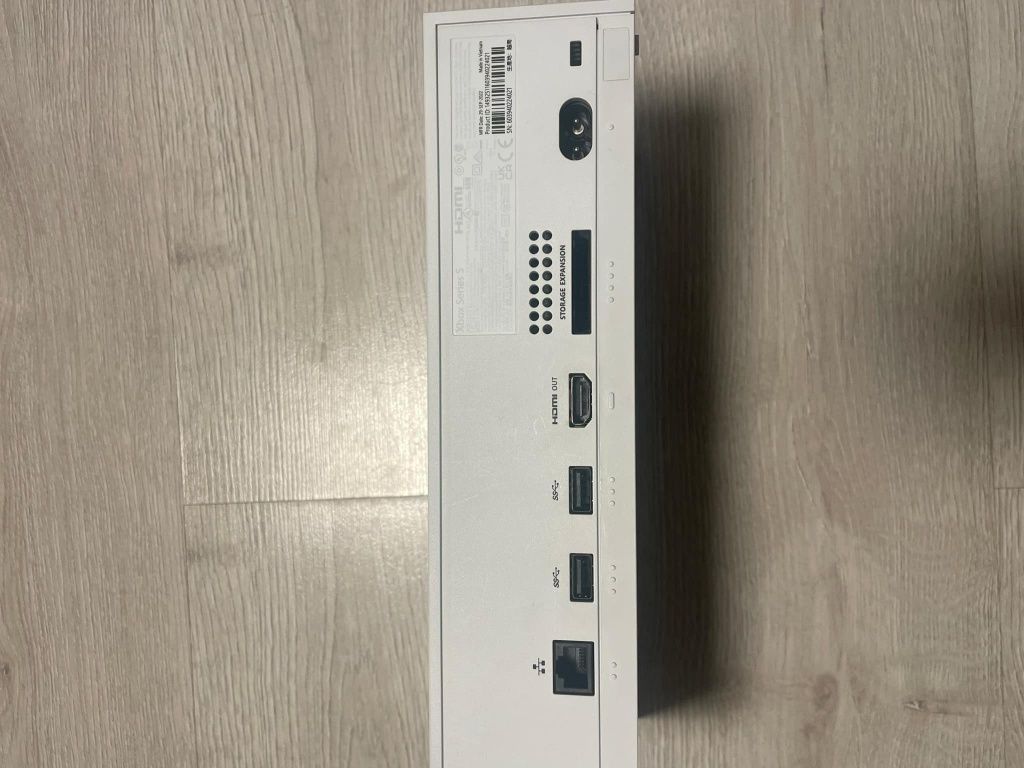 Xbox Series S ( 512g pamięci ) + PAD biały+ gta V ( na Xbox)