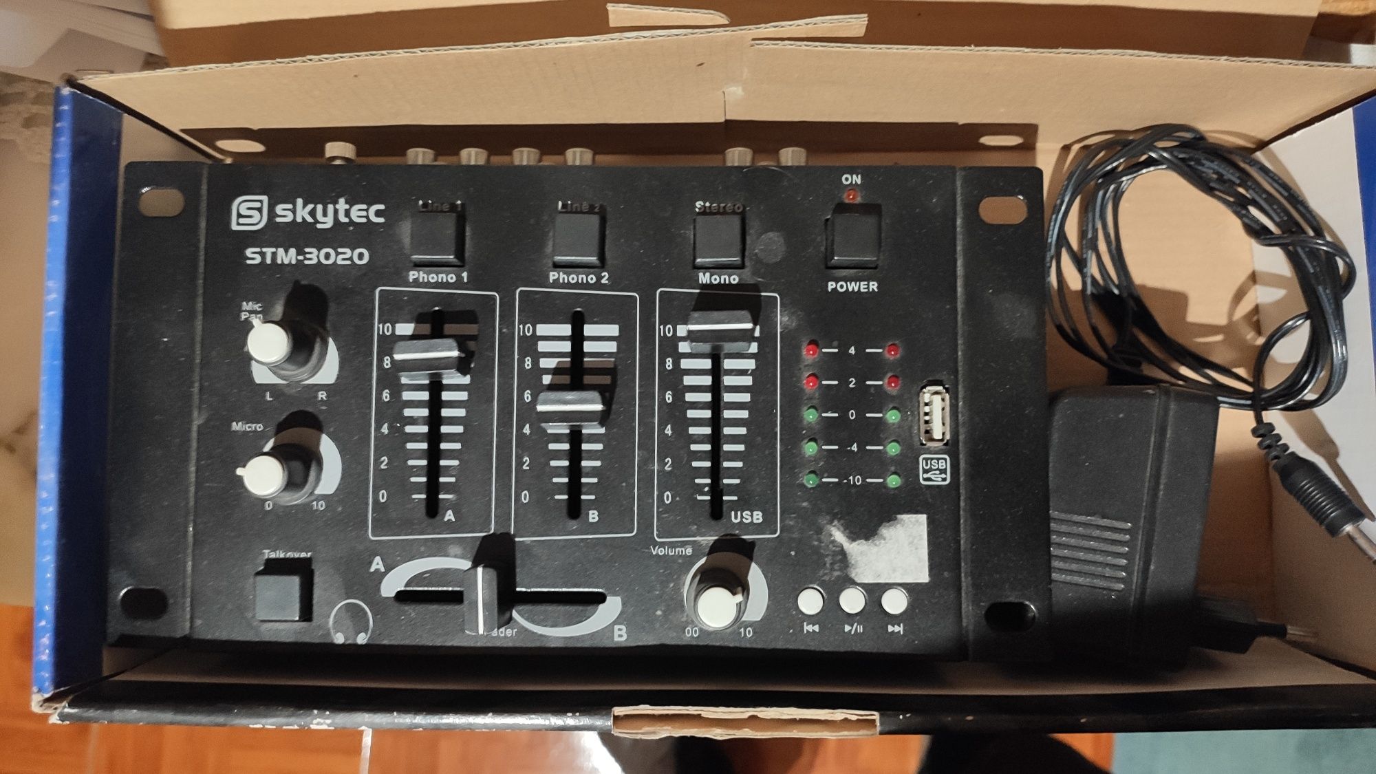 Mesa mistura Skytec STM3020 4 canais