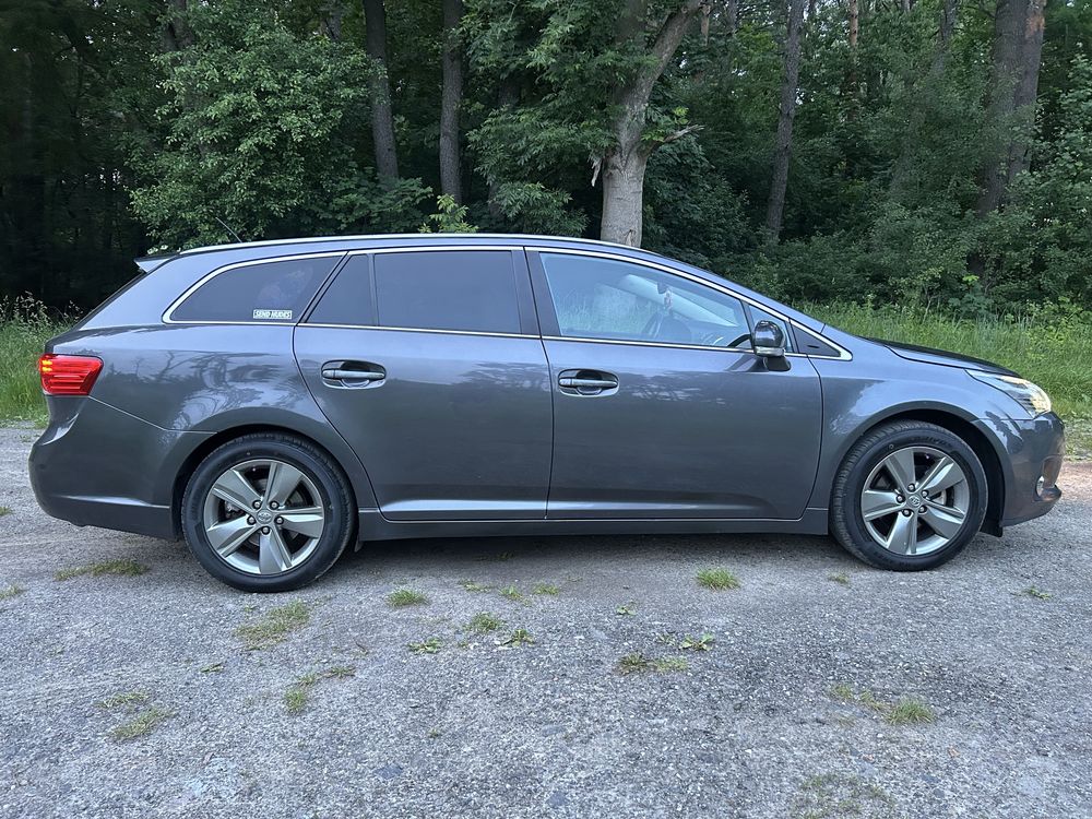 Toyota Avensis 2015 року