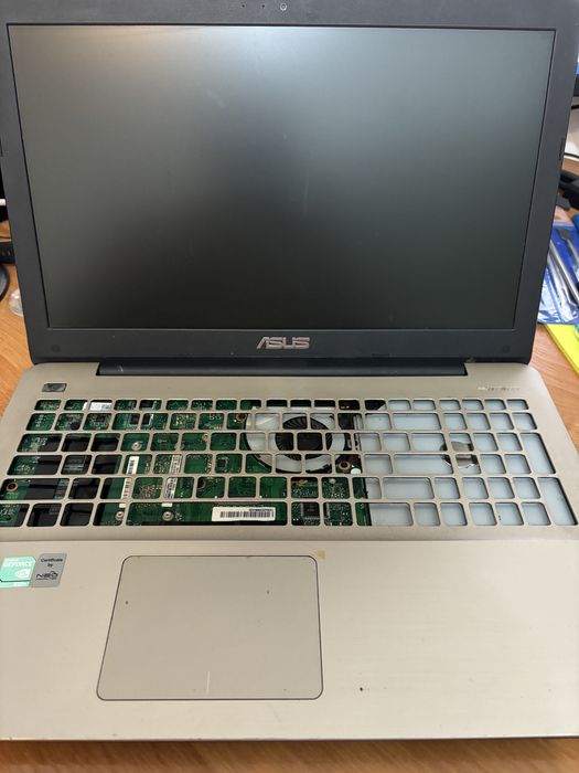 Asus R556L - uruchamiajacy sie