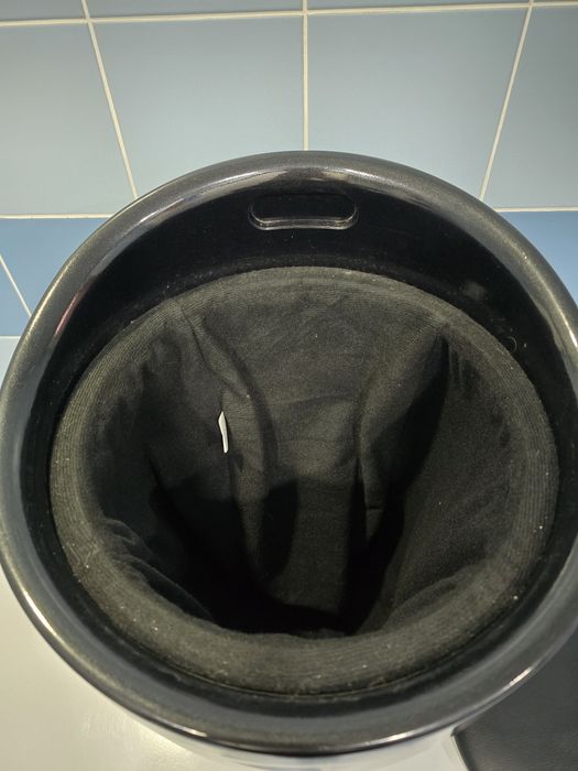 Cadeira e banco pretos