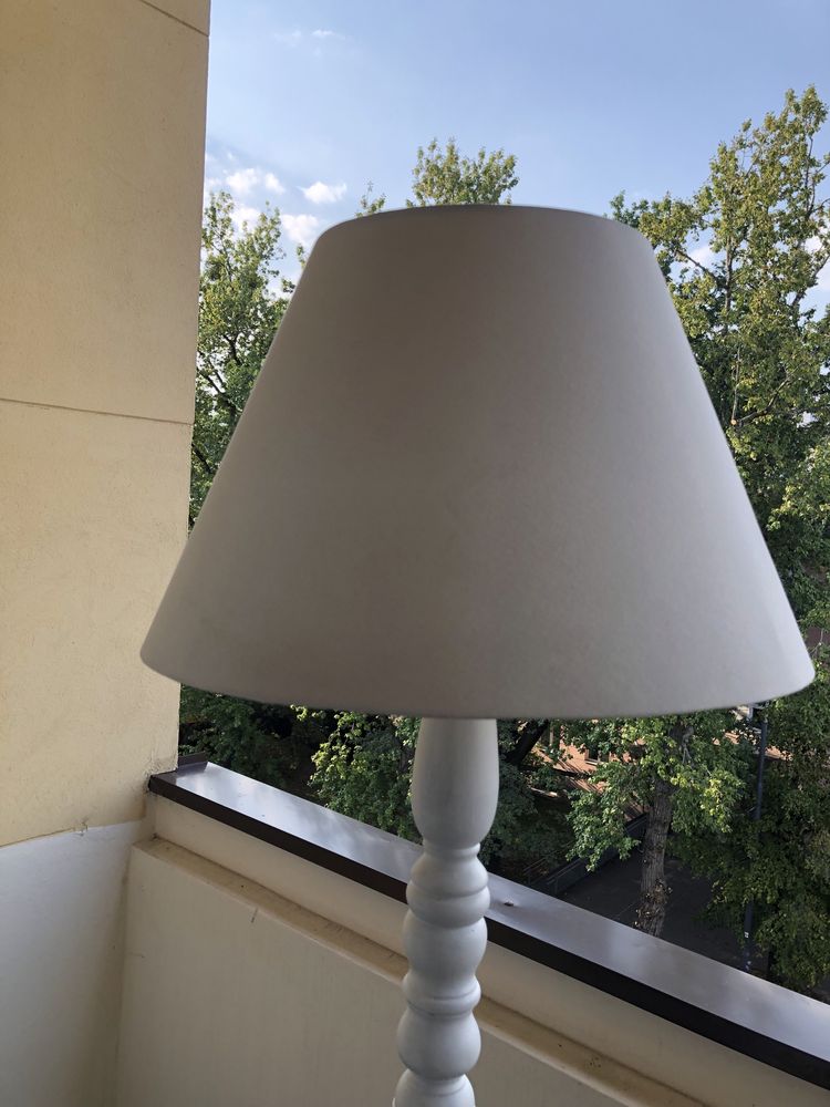 Piękna  biała lampa podłogowa z szafeczką ręcznie toczone drewno