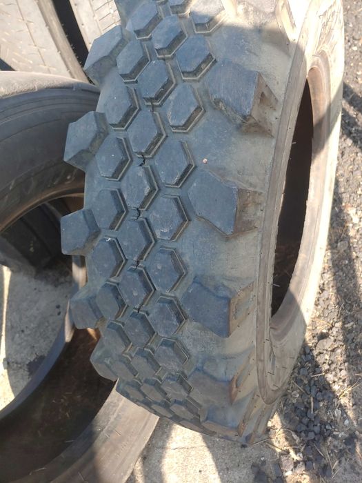 Opony dwie sztuki  10.5 r 20
