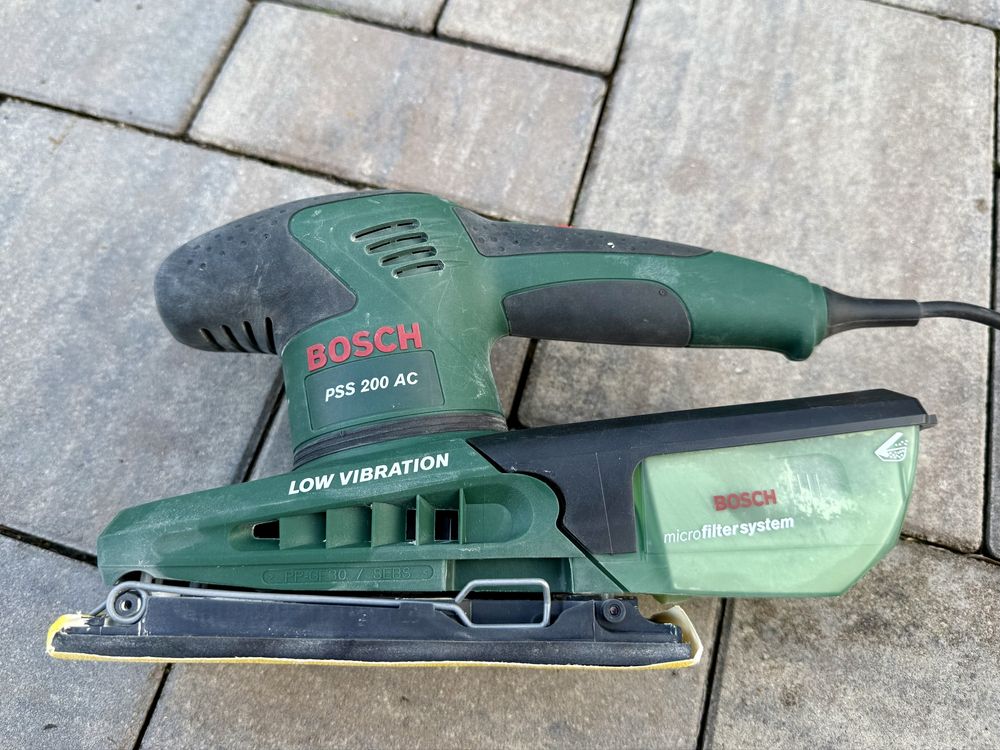Szlifierka oscylacyjna Bosch PSS 200 AC + walizka