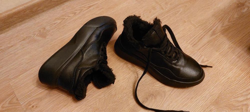 Теплі шкіряні кросівки з хутром