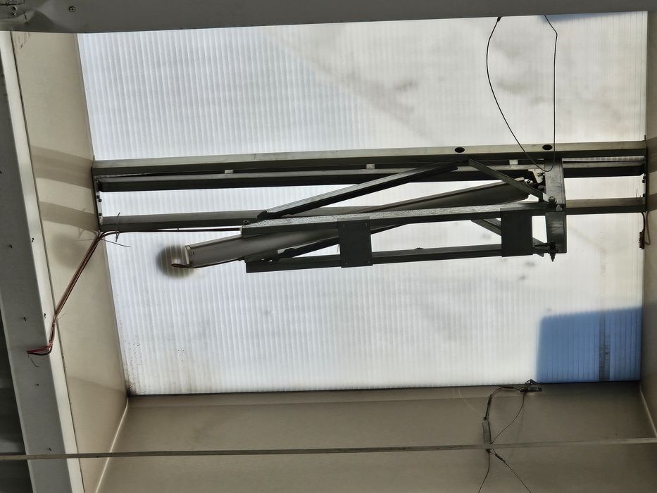 Siłownik Klapy Dymnej z Mechanizmem