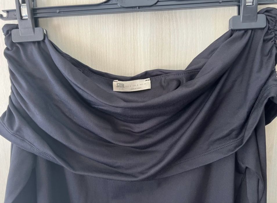Vestido curto com ombros descobertos da Stradivarius