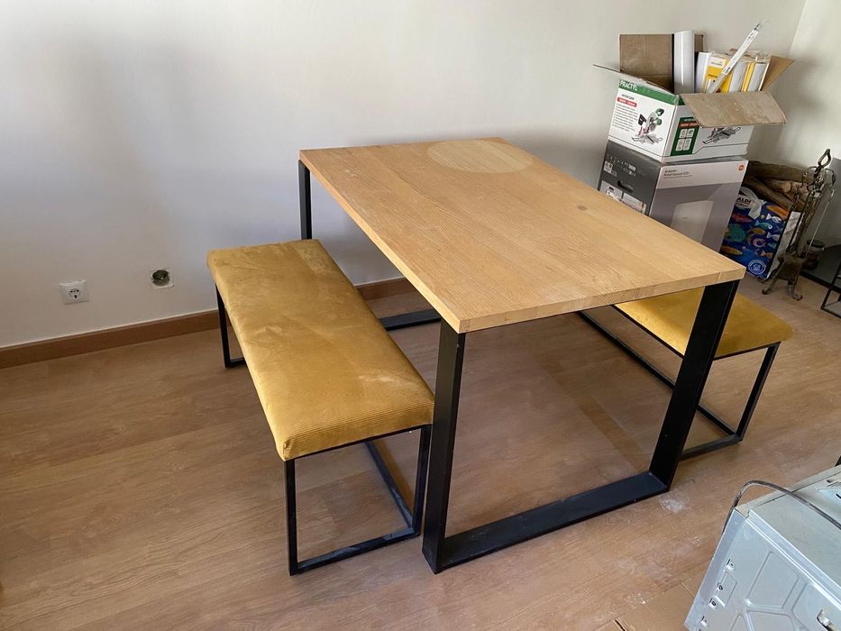 Mesa com 2 bancos