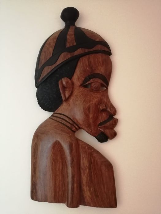 Caras africanas em madeira