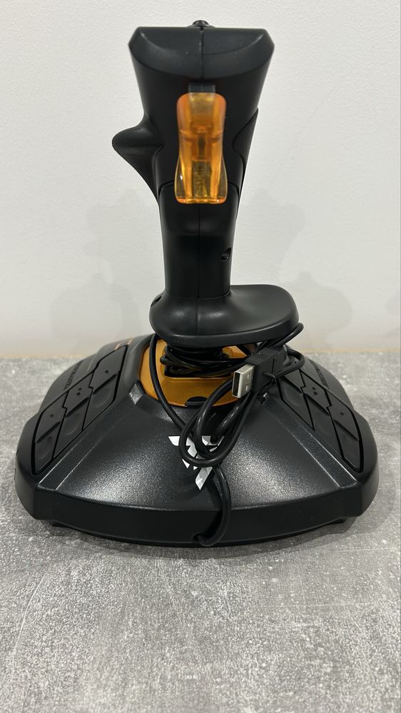 Thrustmaster T.16000M – joystick w bardzo dobrym stanie