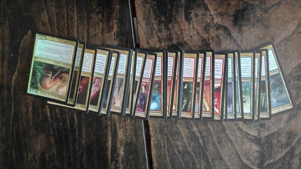 332 Cartas Magic The Gathering e 40 de Beyblade