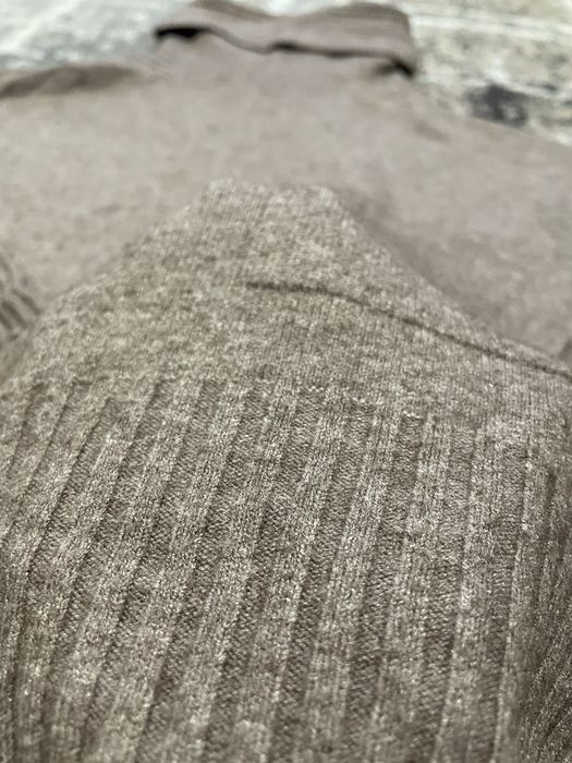 Теплий, гарної якості светр