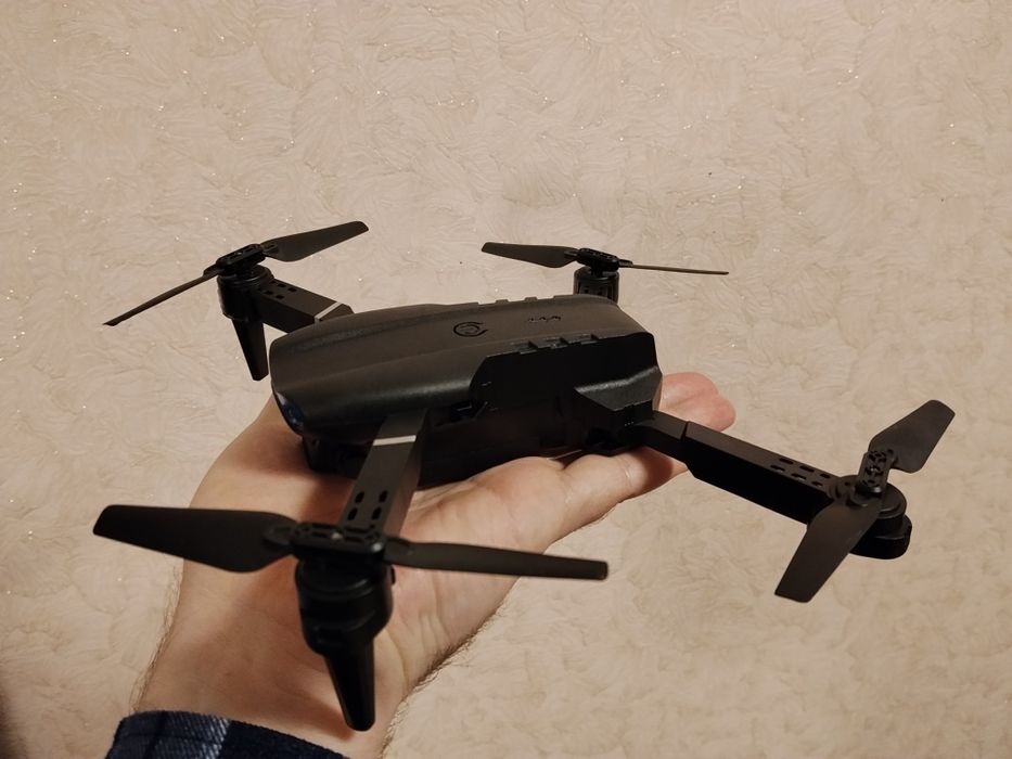 Дрон з камерою та пультом