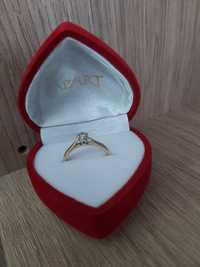 Złoty pierścionek zaręczynowy z brylantem apart