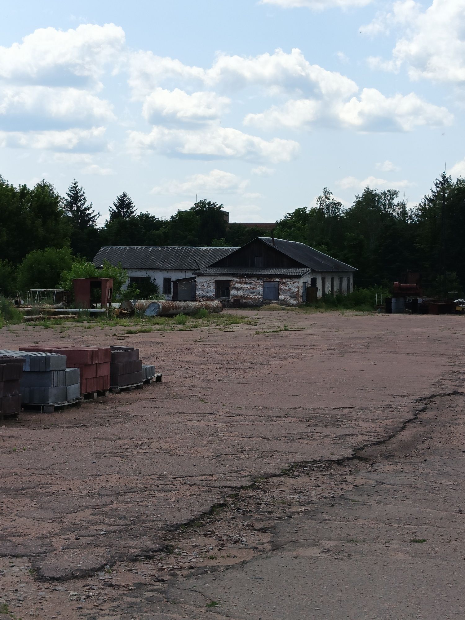 Продам бізнес базу, з житловим будинком, в місті,.