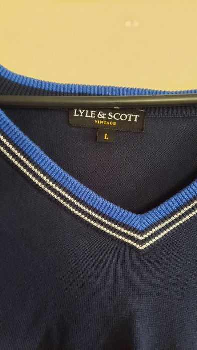 Świetny sweterek w serek Lyle &Scott rozm.L