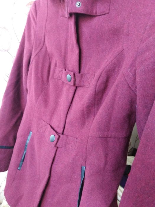 Пальтішко темно вешневе.