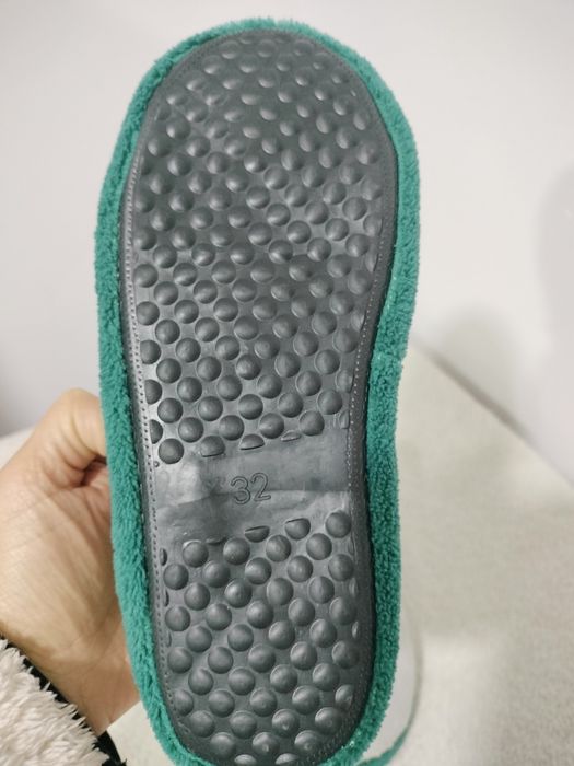 Vende se pantufas novas para menino
