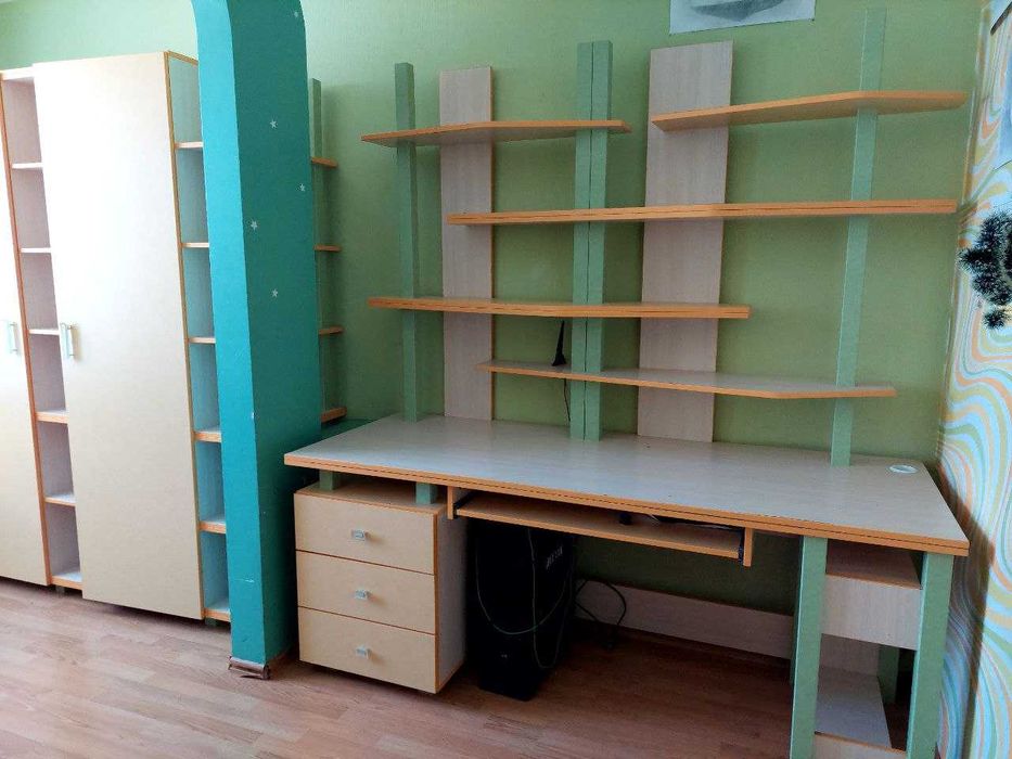 Шафа та стіл комп'ютерний