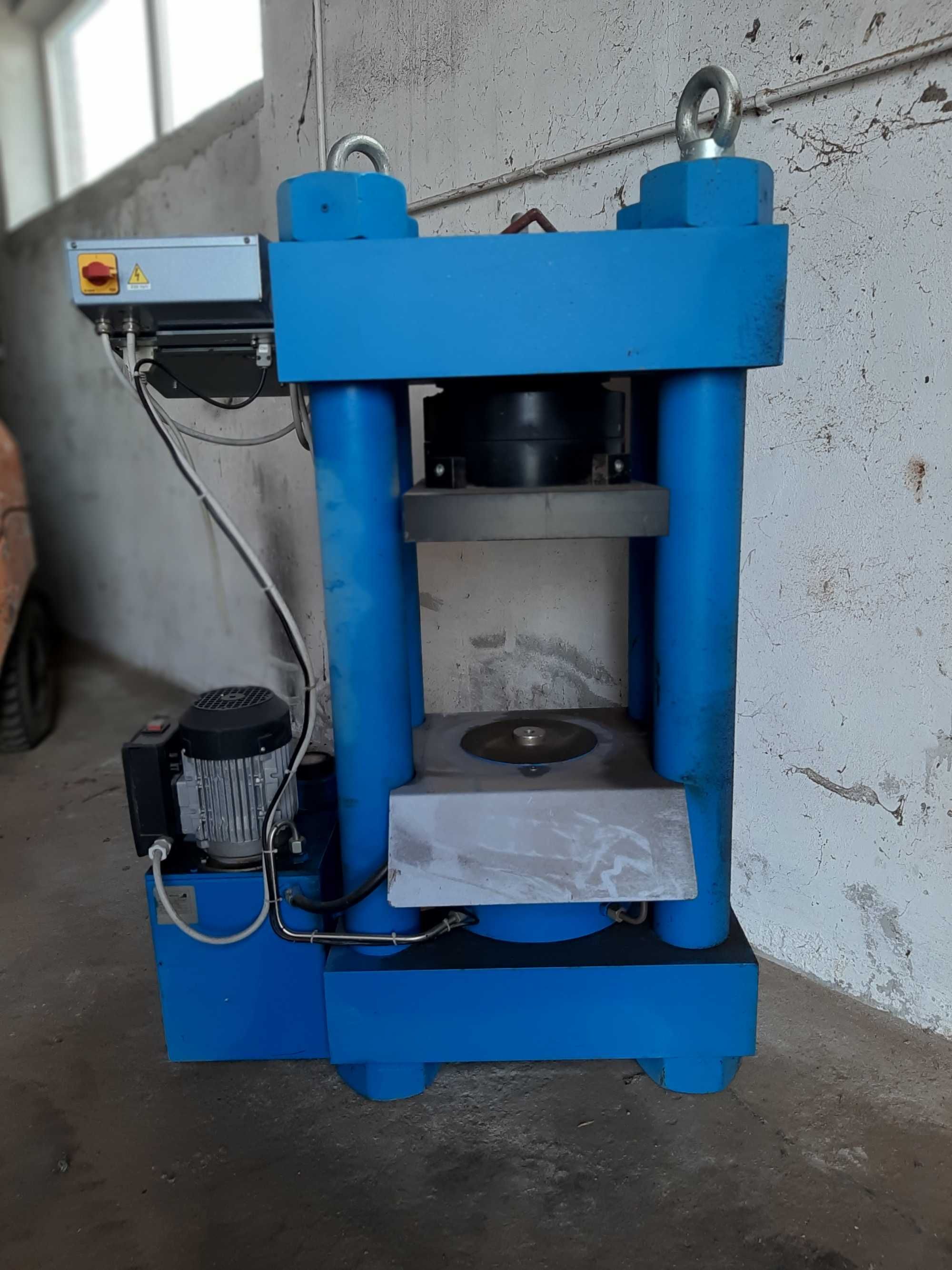 Prasa hydrauliczna 3000kN CyberTronic, laboratoryjna