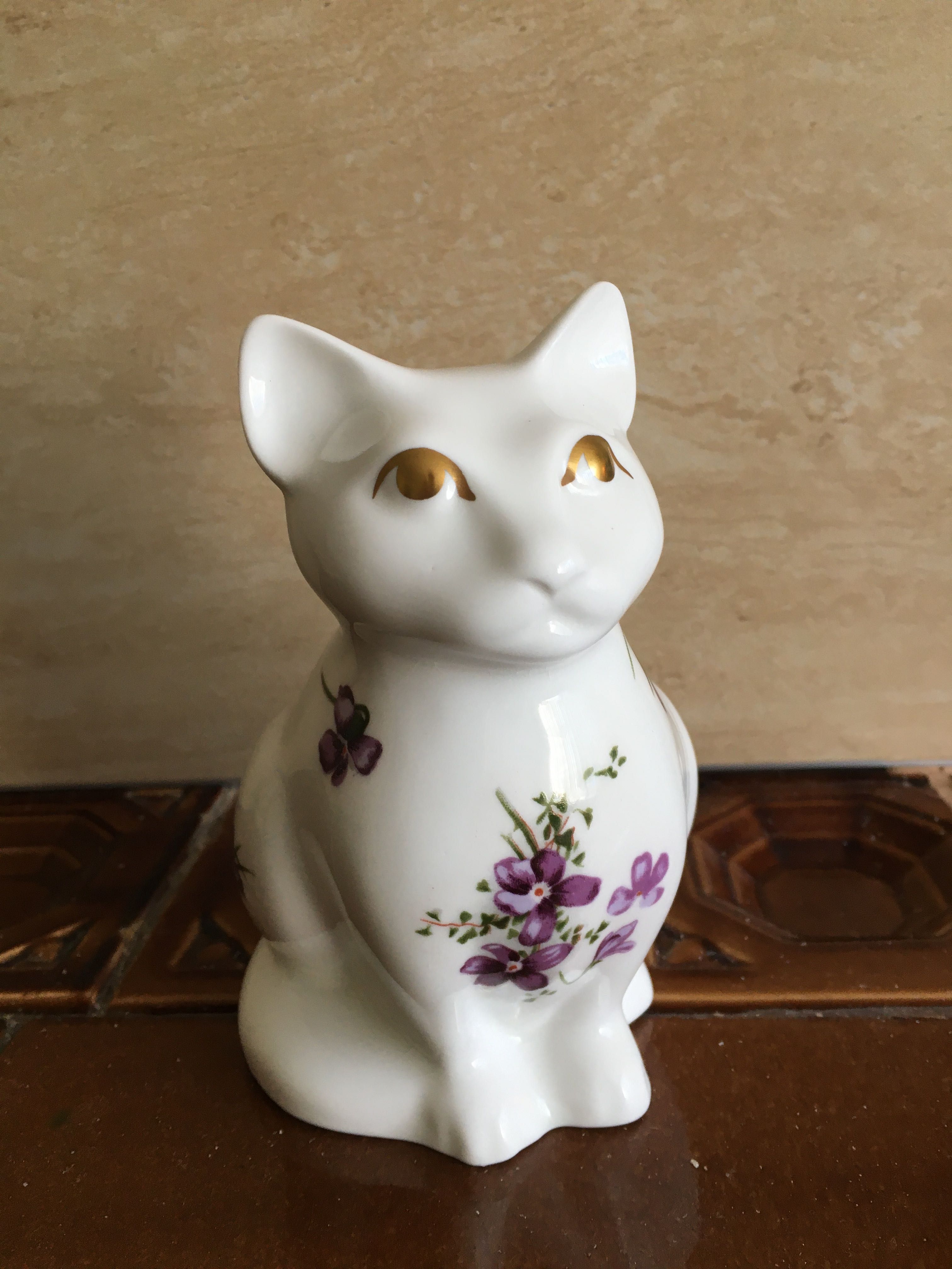 Kotek z angielskiej porcelany