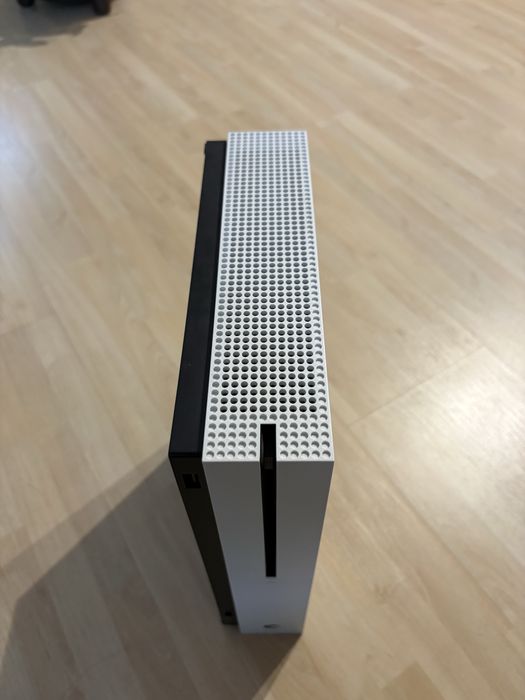 Xbox one S 1 TB + pad + 6 gier