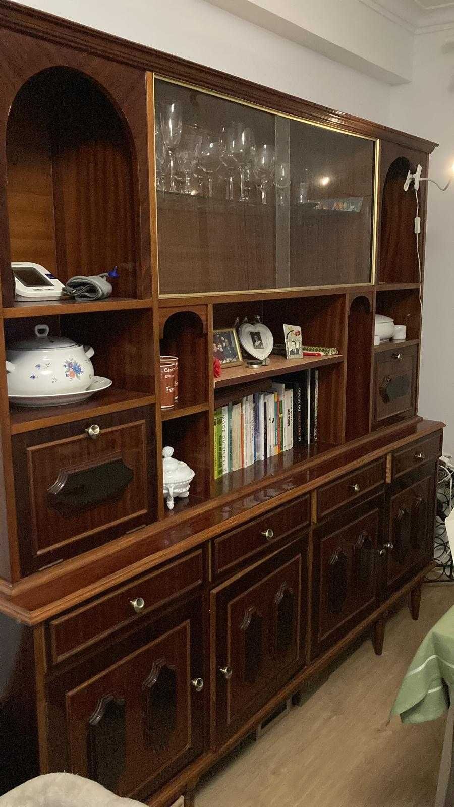 Móvel Vitrine, anos 80, envernizado, com mesa e cadeiras