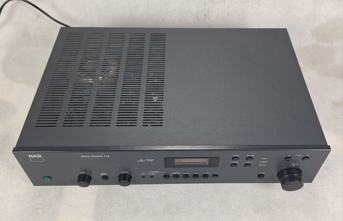 Amplituner stereo NAD 710