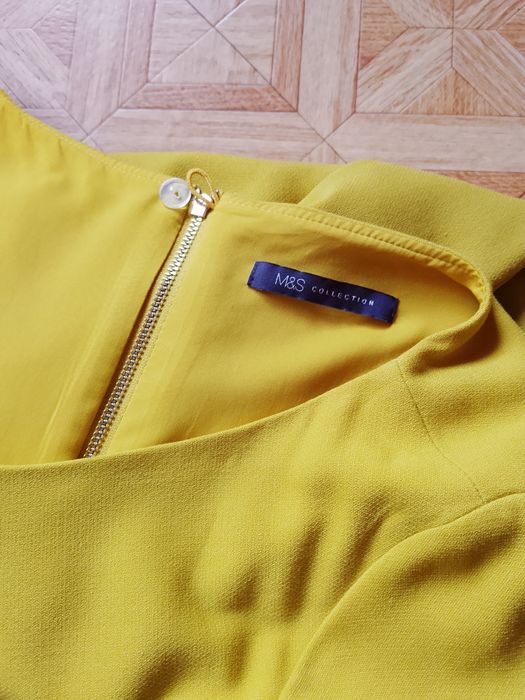 Muszdardowa sukienka