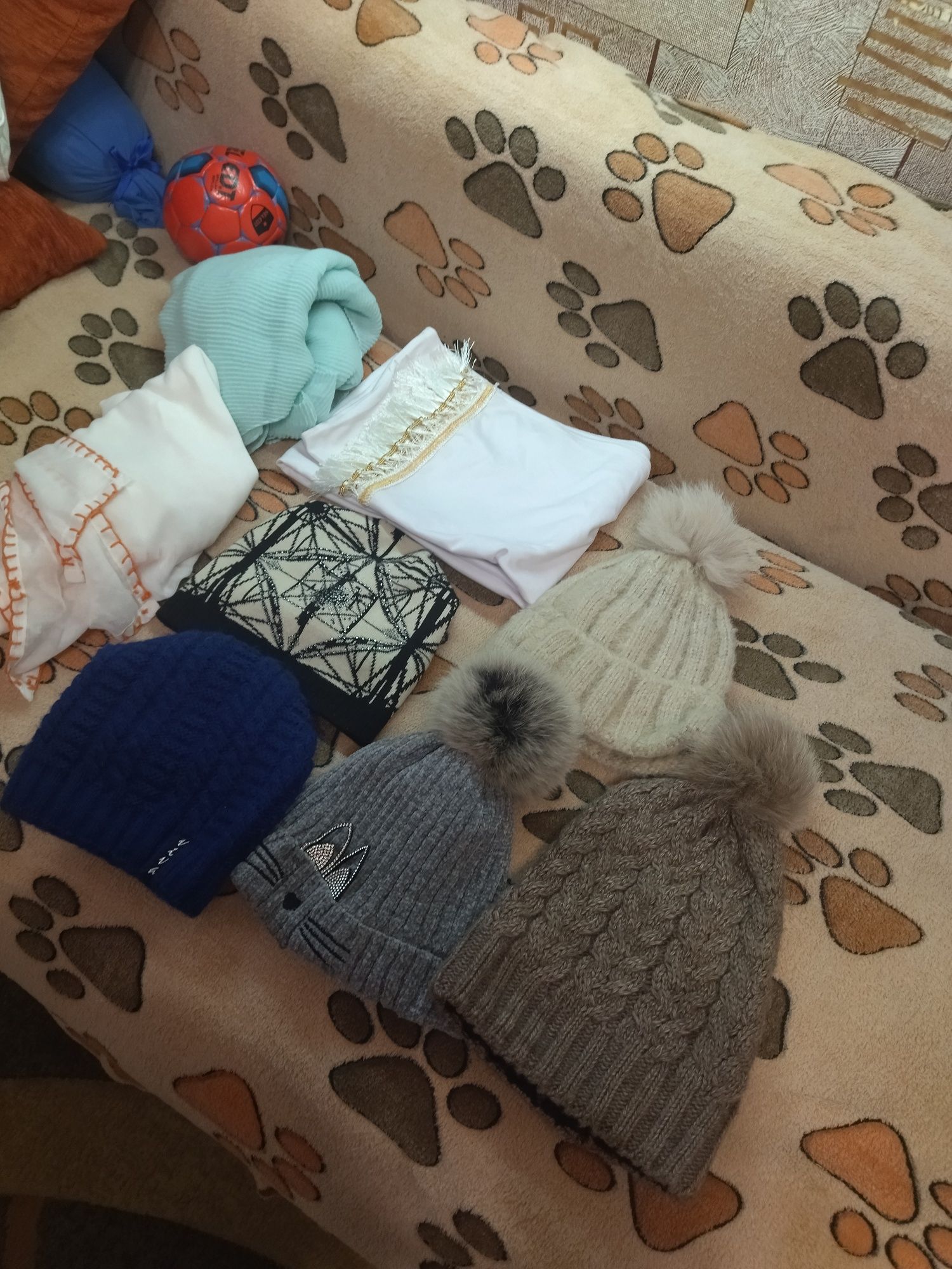 Продам зимние женские шапки, шарфы