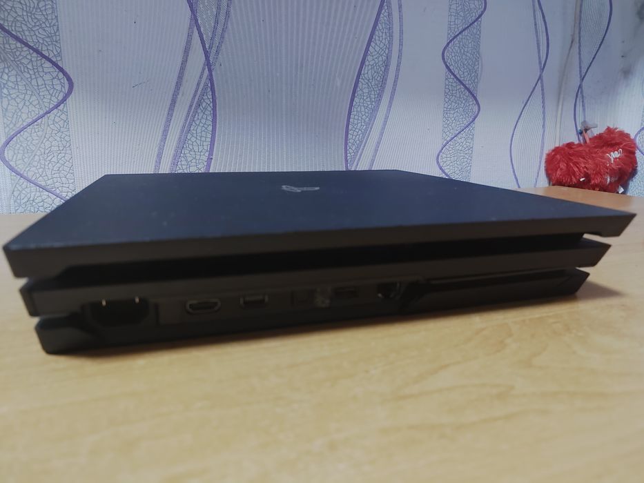 PlayStation 4 pro, в отличном состоянии б/у