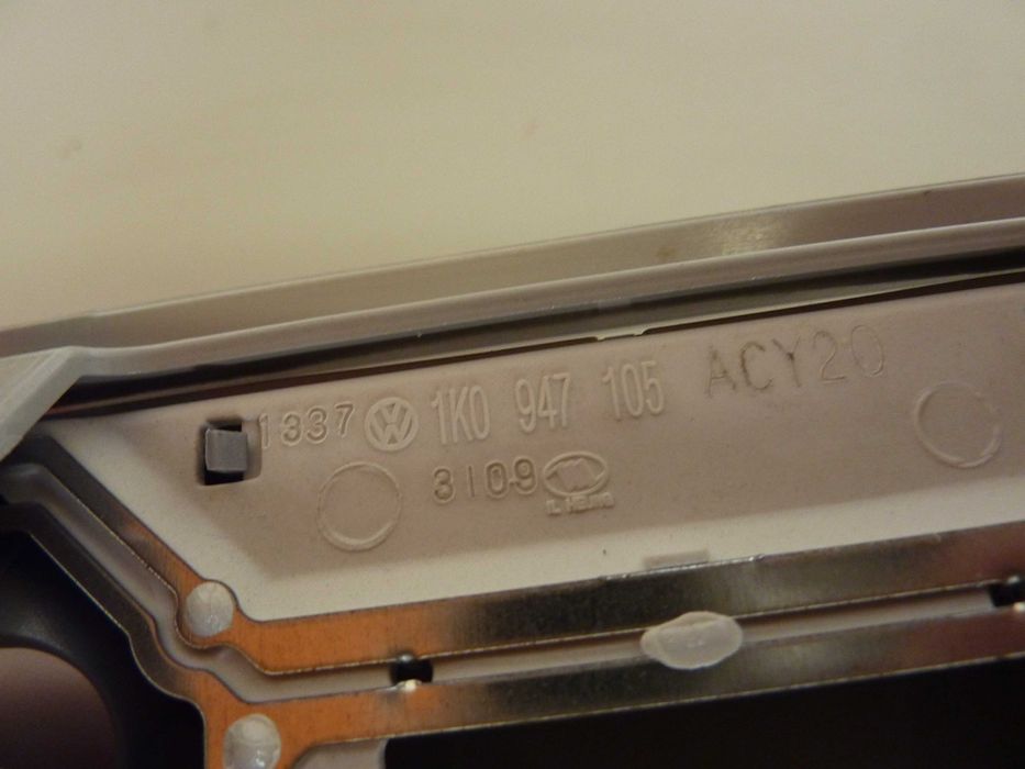 VW TIGUAN 5N GOLF V lampka oświetlenia wnętrza schowek 1K0.947105