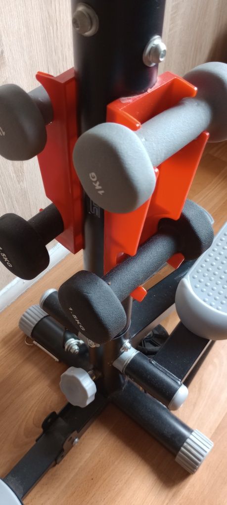 Stepper z hantlami i talerzem obrotowym.