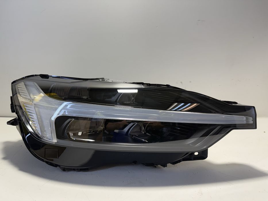 Volvo XC60 2 II lampa przednia prawa reflektor Full led lift