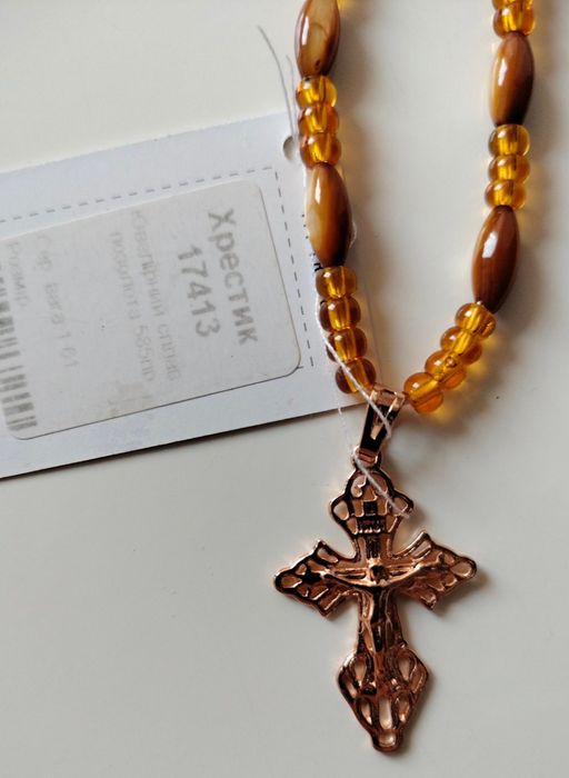 Крестик в позолоте на жгутике, бусах Новый