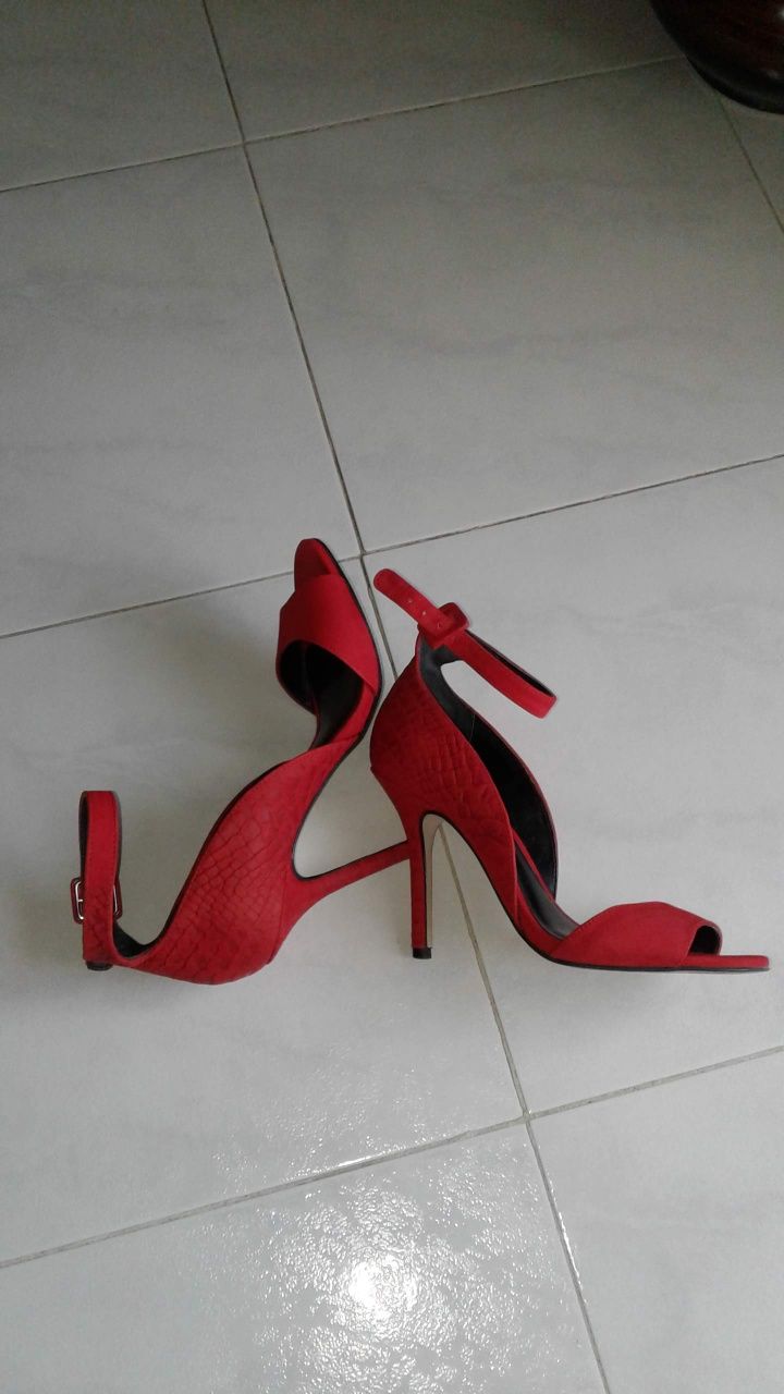 Sandálias vermelhas de Camurça Tipo pele de cobra ( ALDO ) / Novas