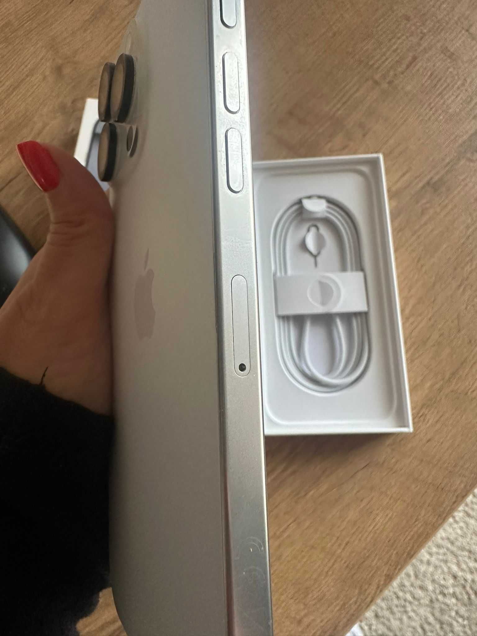 iPhone 16 pro max na gwarancji  kolor biały plus etui